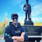 Vicky Kaushal gets a picture clicked with Sam Manekshaw’s statue.(photo:instagram)